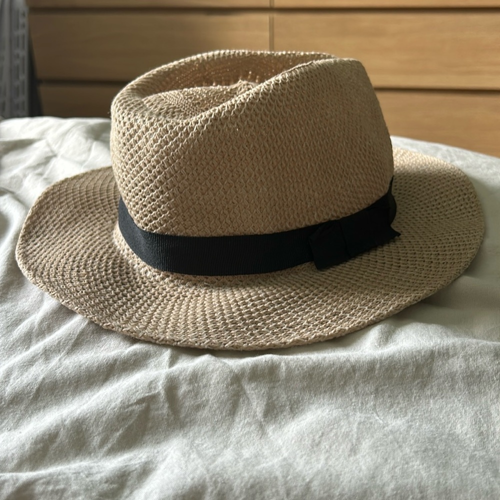 Straw sun hat with a black bow